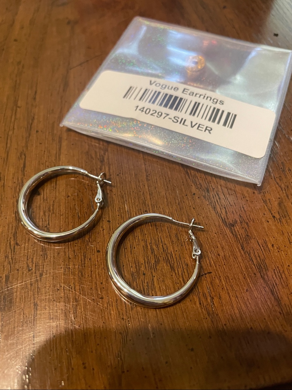 New in Pouch By Alexa Rae Vogue Shiny Silver Hoop Earrings - Picture 3 of 4